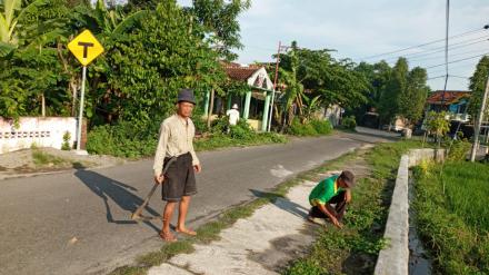 Warga Masyarakat Klembon Gotong Royong Bersihkan Jalan