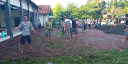 Gotong Royong Pemasangan Conblok Gedung Serbaguna Dusun Karangmojo