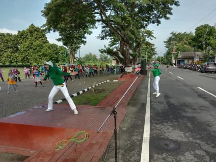 Senam Sehat Bersama Di Lapangan Trirenggo