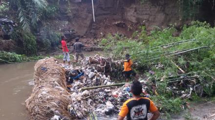 Tanggap Darurat, Personil FPRB Desa Trirenggo Eksekusi Rumpun Bambu