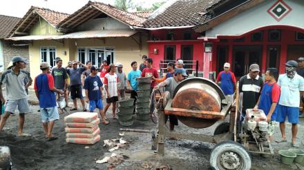Pelaksanaan Cor Blok Jalan Dusun Manding RT 08