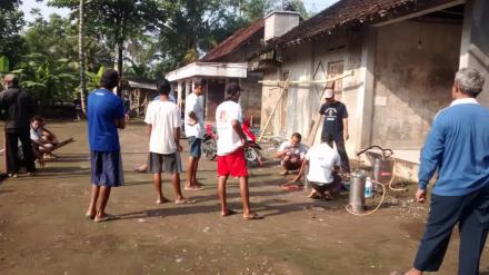 Penyemprotan Disinfektan Mandiri Warga Bakulan