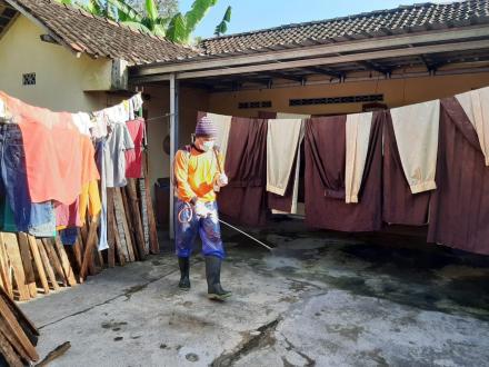 Penyemprotan Disinfektan Mandiri Dusun Sumber Batikan